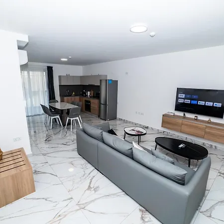 Modern 2-bedroom With Terrace - By Hostmt *