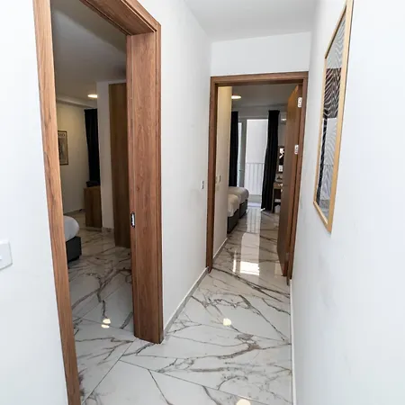 Apartmán Modern 2-bedroom With Terrace - By Hostmt