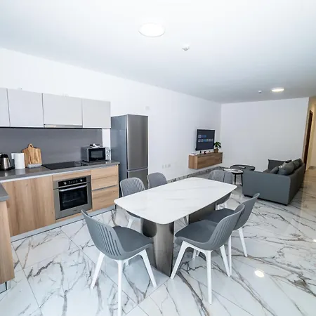 Apartamento Modern 2-bedroom With Terrace - By Hostmt *