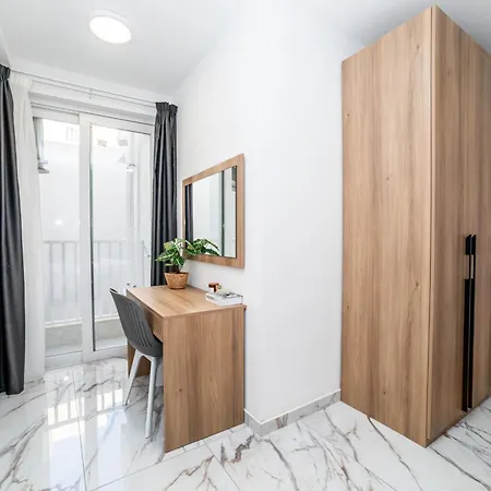 Apartment Modern 2-bedroom With Terrace - By Hostmt *