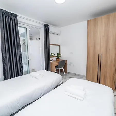 Modern 2-bedroom With Terrace - By Hostmt Apartment