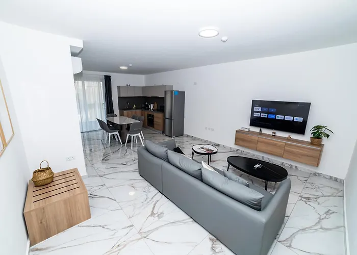 Modern 2-bedroom With Terrace - By Hostmt *