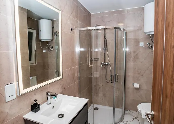 Modern 2-bedroom With Terrace - By Hostmt 圣保罗湾城