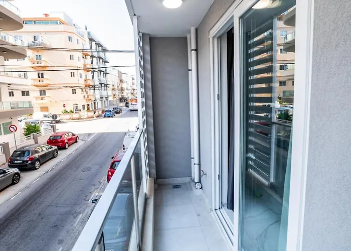 Modern 2-bedroom With Terrace - By Hostmt *