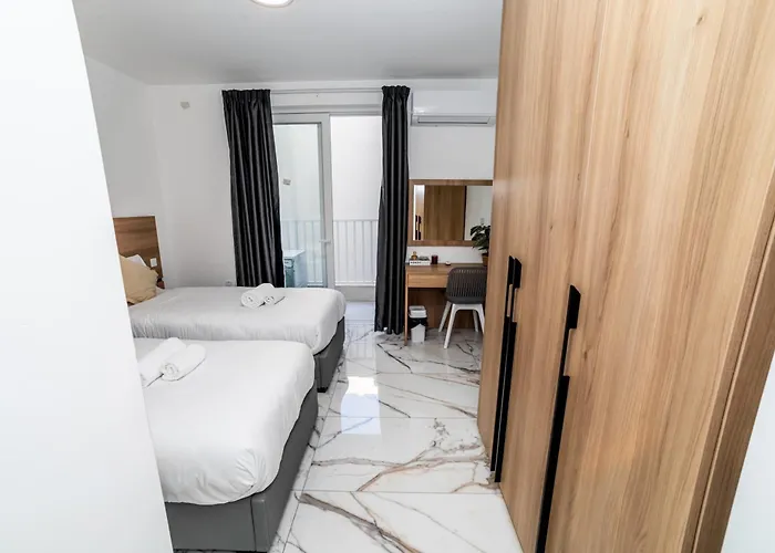 Modern 2-bedroom With Terrace - By Hostmt 圣保罗湾城