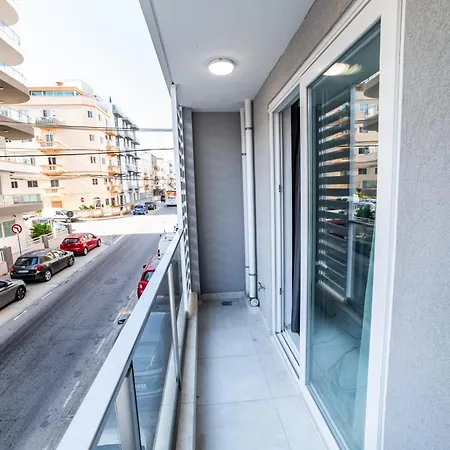 Modern 2-bedroom With Terrace - By Hostmt *